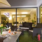 圣彼得深红酒店 4*