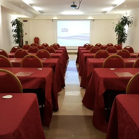 圣彼得深红酒店 4*