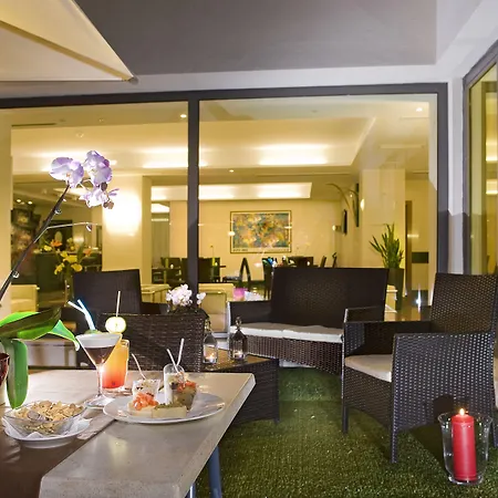 圣彼得深红酒店 4*