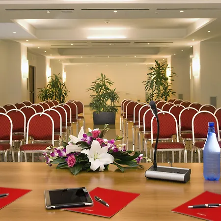 圣彼得深红酒店 4*