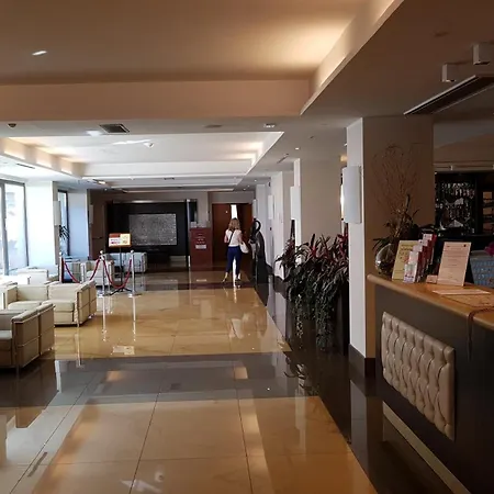 圣彼得深红酒店