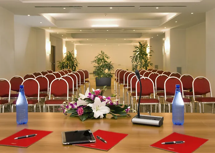 圣彼得深红酒店 4*